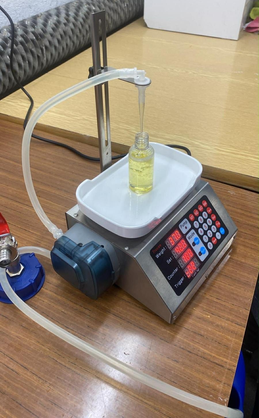 Automatizace plnění lahviček s vůněmi pro AHOME – investice do moderní technologie