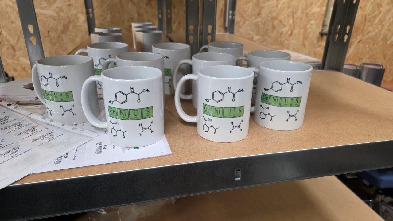 Předvánoční shon v naší chráněné dílně – hrnečky s potiskem i na míru