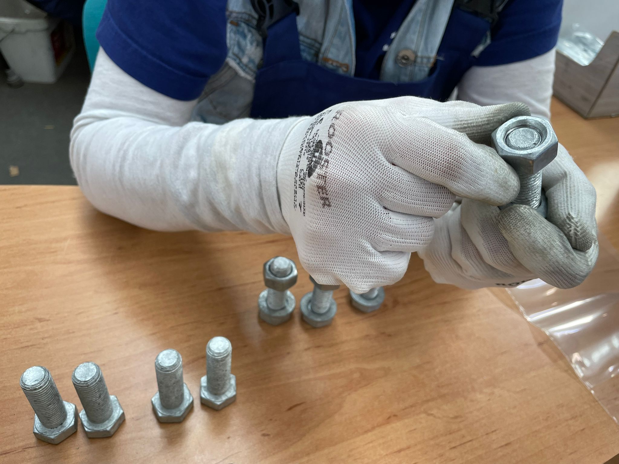 Ruční práce, která dává smysl: kompletace šroubových sestav