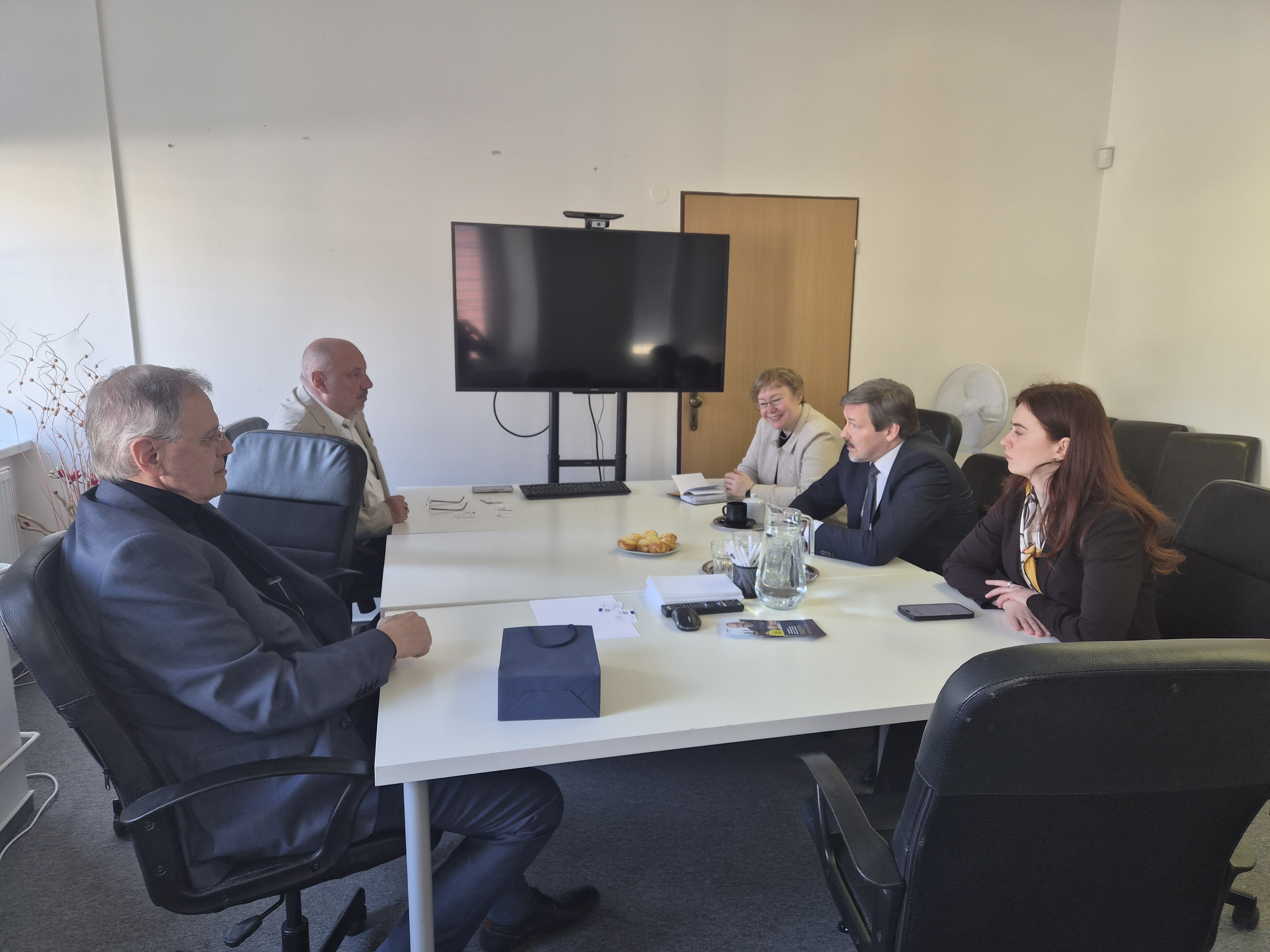 Skupina JUHA představila svou činnost lotyšskému velvyslanci