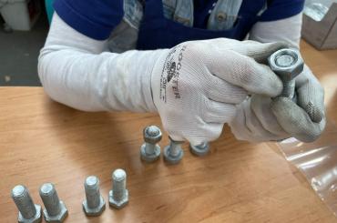 Ruční práce, která dává smysl: kompletace šroubových sestav