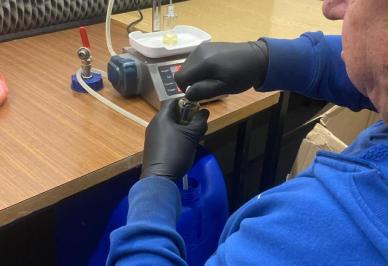 Automatizace plnění lahviček s vůněmi pro AHOME – investice do moderní technologie