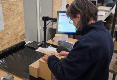 Předvánoční shon v naší chráněné dílně – hrnečky s potiskem i na míru