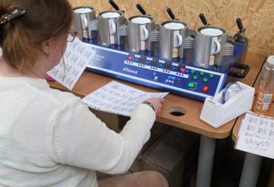 Předvánoční shon v naší chráněné dílně – hrnečky s potiskem i na míru