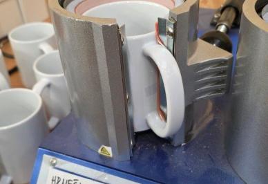 Předvánoční shon v naší chráněné dílně – hrnečky s potiskem i na míru