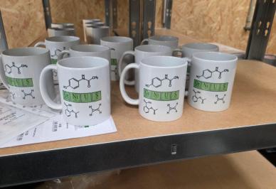 Předvánoční shon v naší chráněné dílně – hrnečky s potiskem i na míru