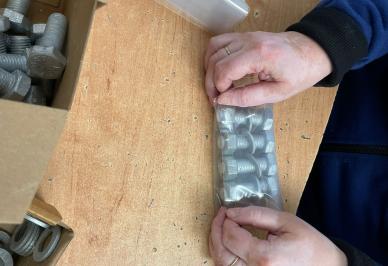 Ruční práce, která dává smysl: kompletace šroubových sestav