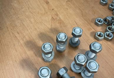 Ruční práce, která dává smysl: kompletace šroubových sestav